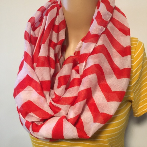 Cross pattern scarf color red and white - Picture 6 of 6
